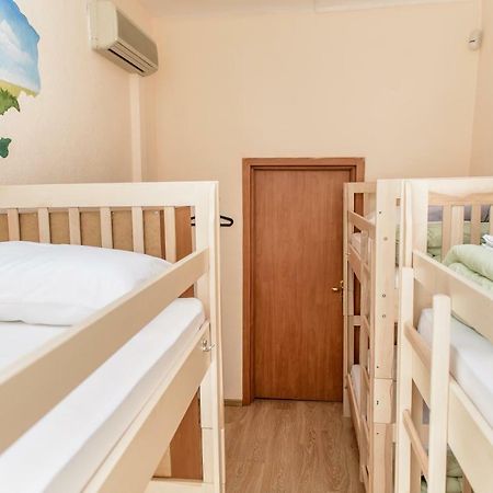 Globus Lipki Hostel Kiev Eksteriør billede