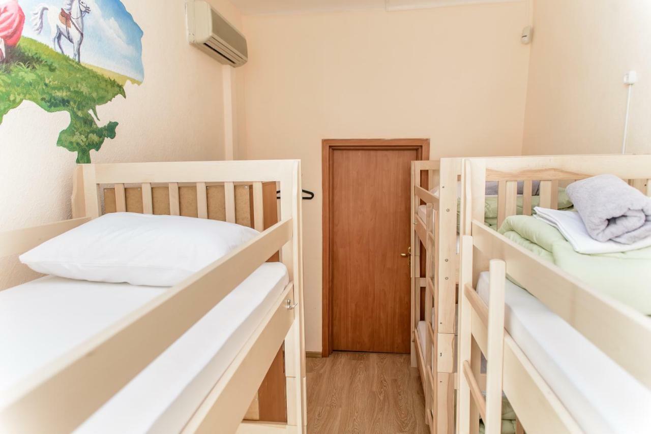 Globus Lipki Hostel Kiev Eksteriør billede