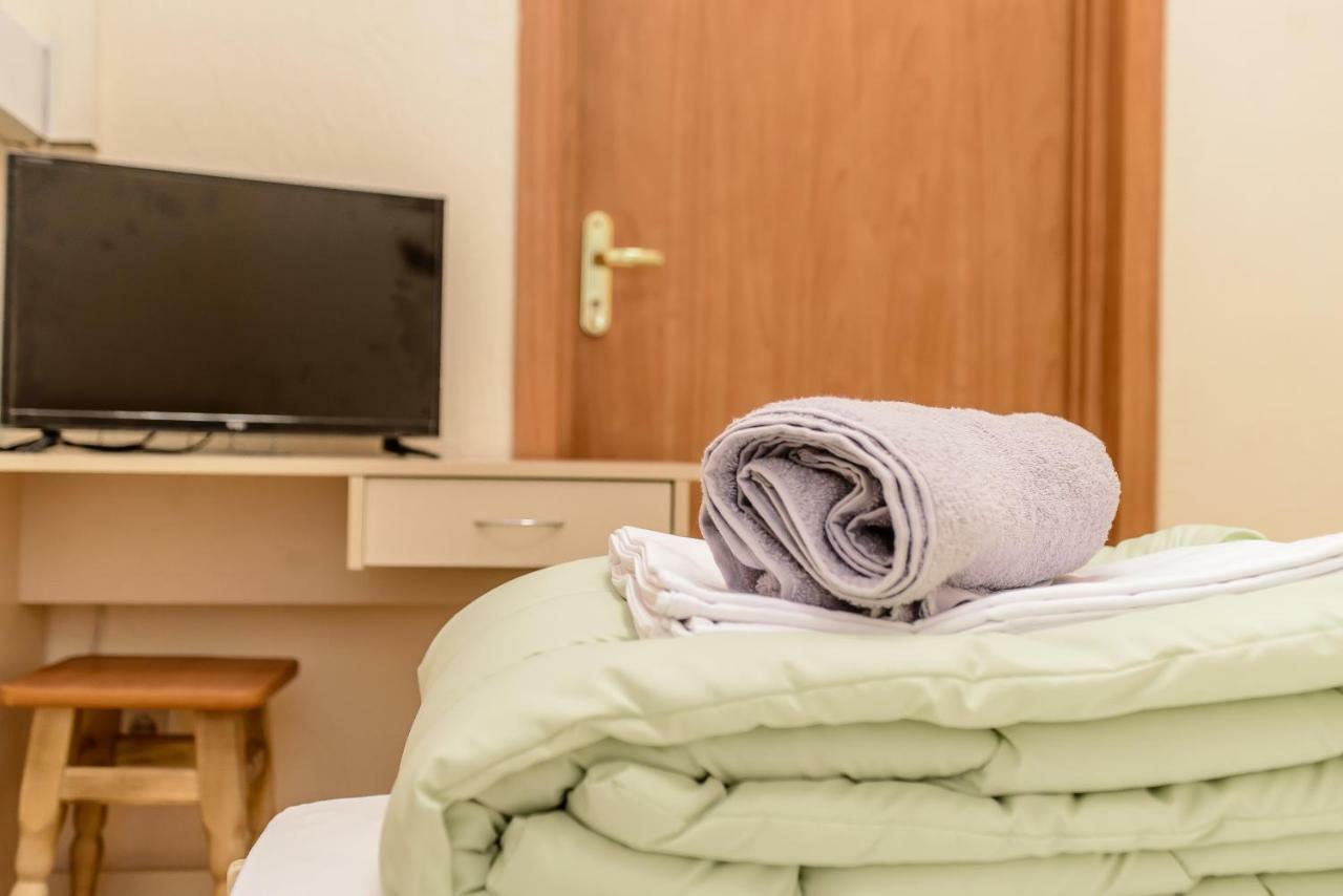 Globus Lipki Hostel Kiev Eksteriør billede