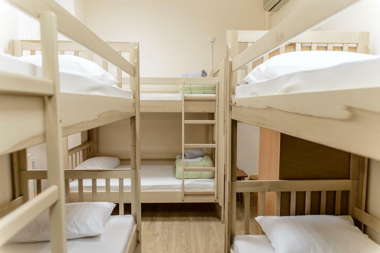 Globus Lipki Hostel Kiev Eksteriør billede