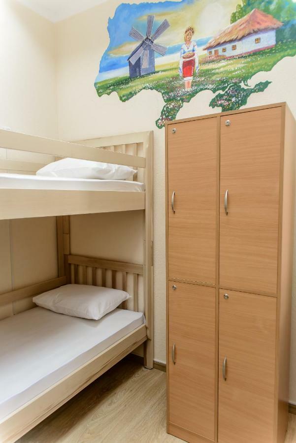 Globus Lipki Hostel Kiev Eksteriør billede
