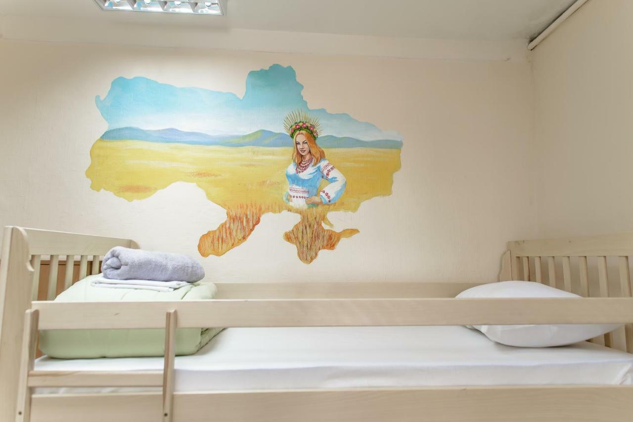 Globus Lipki Hostel Kiev Eksteriør billede