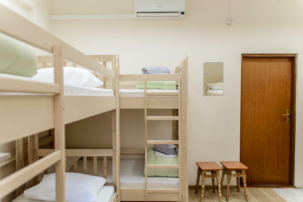 Globus Lipki Hostel Kiev Eksteriør billede